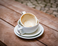 Votre tasse préférée est tachée par des traces incrustées de thé ou de café ? Cette astuce va vous permettre de la rendre comme neuve