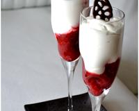L'onctuosité et le crémeux du chocolat blanc sont soulignés par le fruité du coulis de framboises, tandis que le basilic apporte une touche inattendue et originale.