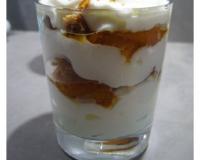 Un dessert rapide à préparer à base de mousse de mascarpone , d'abricots caramélisés et de pain d'épices tosté