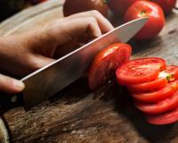 Cette erreur à ne surtout pas commettre quand on coupe des tomates !