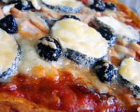 Pizza poulet, jambon, fromages, tomate
