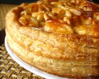 Une délicieuse galette farcie de pommes caramélisées, d' une délicieuse crème aux spéculos et de noisettes caramélisées. Tout un programme gourmand !