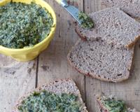 Idéal également pour farcir des petits légumes de saison, sur un poisson au four, dans des pâtes (en emplacement d’un pesto) ou…