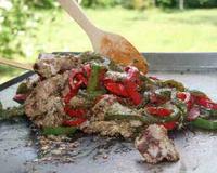 une salade chaude aux légumes et aux lanières de boeuf marinées puis saisies à la plancha
