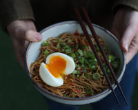 Moins de 10 minutes pour cuisiner ? testez cette recette de nouilles à la sauce soja prête en un rien de temps