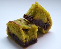 Savoureux cake à la pistache avec un coeur fondant au chocolat.