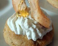Un délicieux sablé au roquefort et aux noix surmonté d'une chantilly au roquefort et de chips de poires.