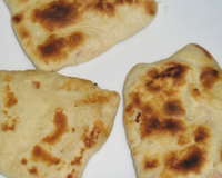 Naans au jambon et fromage fondu