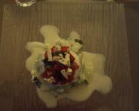 Un délicieux tartare de concombre accompagné de chèvre frais, de fêta et de tomate.