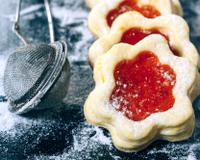 Des sablés lunettes en forme d'étoiles et fourrés à la confiture de fraises. Vraiment délicieux et pas que pour les enfants.