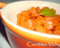 Aplucher les carottes, les couper en rondelles et les faire cuire.