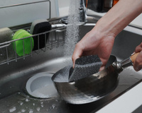 Cette éponge que vous utilisez tous les jours libère des microplastiques à chaque vaisselle, selon une étude
