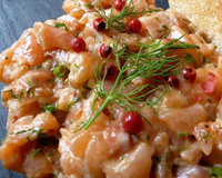 Tartare de saumon aux baies roses