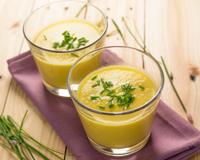 De délicieuses petites crèmes de poivron au curry pour une entrée gourmande.