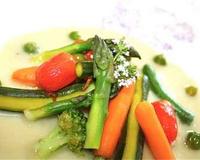 L'idée une crème très très onctueuse d'aubergine à l'ail et à l'anis... L'anis oui mais subtil, presque symbolique. Des légumes croquants pochés dans un bouillon aux…