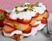 “Hyper frais” : Julie Andrieu partage sa recette de tiramisu fruité parfait pour la saison