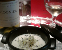 Huîtres et saint-jacques pochées , bouillon d' algues et de gingembre en cocotte