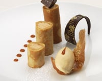 Fines crêpes de froment enveloppant une crème de Jivara, Glace au caramel salé