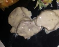 Une sauce onctueuse au vin blanc et marroilles sur des morceaux de viande, à accompagner de pommes de terre vapeurs.