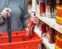 Vous avez toujours mal ouvert votre bouteille de ketchup, voici la bonne façon de faire !