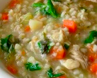 LA SOUPE D'AVOINE traditionnelle de la cuisine polonaise préparée à base de bouillon de viande et de légumes avec de l'orge perlé, des pommes de terre et des morceaux…