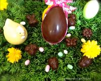 La douceur de la ganache relevée par la pistache, la puissance du chocolat noir et la touche acidulée de la framboise, voilà ce que révèlent ces chocolats de Pâques..…
