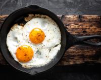 Œufs au plat : la recette et les astuces d’une légende de la cuisine pour un résultat parfait