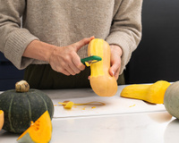 Vous galérez à éplucher la butternut ? Les chefs, eux, font juste ce geste-là