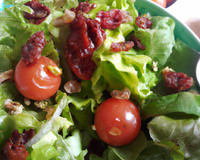Salade verte, tomates, tomates séchées et vinaigrette au vinaigre de framboise