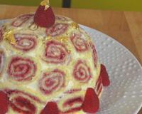 La charlotte royale est un petit bijou de pâtisserie et de gourmandise, un dessert à adapter aux fruits de saison et à partager évidemment.