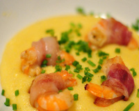 Polenta crémeuse au mascarpone et crevettes au lard