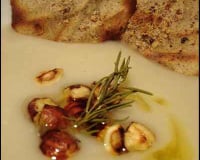 Crème de topinambours au romarin, noisettes et tuile au sarrasin