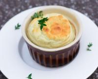 La beauté éphémère d'un soufflé s'excuse quand reste en bouche le goût du roquefort et du thym frais pour ce soufflé à tomber.