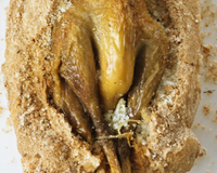 Pintade fermière d'auvergne rôtie en croûte de sel et thym