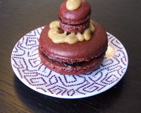Une recette gourmande : une religieuse de macarons au chocolat au lait, ganache de chocolat noir, petite déco de confiture de lait.