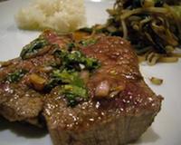 Une viande marinée longuement, puis grillée et nappée d'une sauce divine... Quel régal !