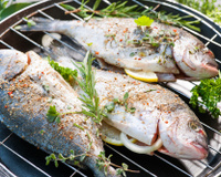 Grillez le poisson sans accroc avec cette astuce pour une peau qui ne colle pas au barbecue !
