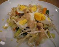 Cette salade nous vient d'Indonésie : des légumes croquants, des oeufs durs, une sauce gourmande à l'arachide, à adapter à votre panier primeur !