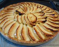 Ma première tarte aux pommes version CAP Pâtisserie
Base : pâte brisée sucrée
Appareil : compote de pommes maison, pommes en lamelles et nappage blond
Un pur délice…