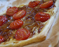 Tarte fine aux oignons et aux tomates rôties