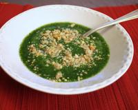Un crumble au roquefort pour apporter du peps et du croquant à un velouté de cresson.