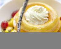 Petits baba au sirop de passion, vanille citronnelle et sa salade de fruits