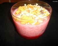 Mélanger dans une casserole le lait, l'eau, le lait de coco, le sucre et la vanille, et faire bouillir.