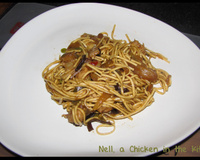 Nouilles asiatiques sautées au poulet caramélisé et légumes chinois