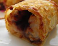 Voici une nouvelle variation sur le thème des sushis sucrés, simplement des crêpes roulées, garnies de riz au lait avec un coeur de ganache…