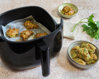 Ces beignets de courgette au Air Fryer est la recette parfaite pour vos prochains apéritifs estivaux !