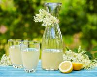 Une délicieuse boisson rafraîchissante parfaite à l'apéro quand on ne veut pas boire l’alcool. Le sirop de fleur de sureau apporte des…