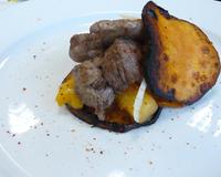 Un agneau tendre préparé en sucré salé.