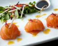 Une recette proposée par Norge. Mariné au citron, huile de sésame et sauce soja, le saumon de Norvège est servi avec une sauce acidulée au vinaigre de riz.