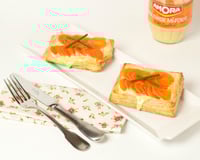 Tarte à la carotte sur une crème d'oignons doux à la moutarde fine et forte